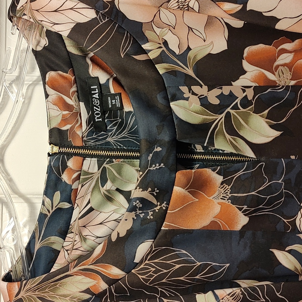 Dress - Picture 3 of 4